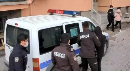 Hırsızlık için dükkanın kepenklerini, otomobile bağladıkları halatla kaldırdılar Hırsızlık için dükkanın kepenklerini, otomobile bağladıkları halatla kaldırdılar