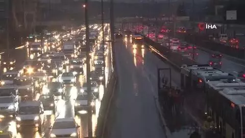 İstanbul trafiğinde sağanak yağmur yoğunluğu İstanbul trafiğinde sağanak yağmur yoğunluğu