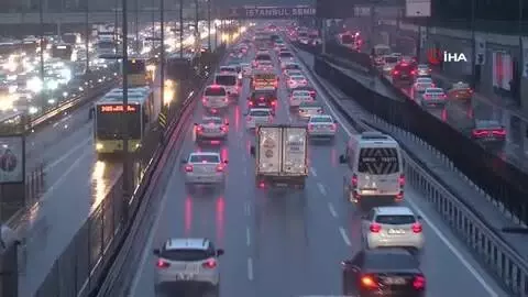 İstanbul trafiğinde sağanak yağmur yoğunluğu İstanbul trafiğinde sağanak yağmur yoğunluğu