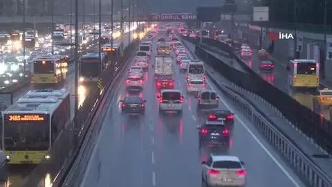 İstanbul trafiğinde sağanak yağmur yoğunluğu İstanbul trafiğinde sağanak yağmur yoğunluğu