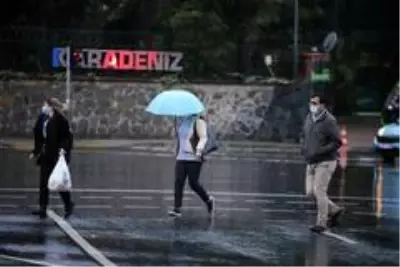 İstanbul trafiğinde sağanak yağmur yoğunluğu İstanbul trafiğinde sağanak yağmur yoğunluğu