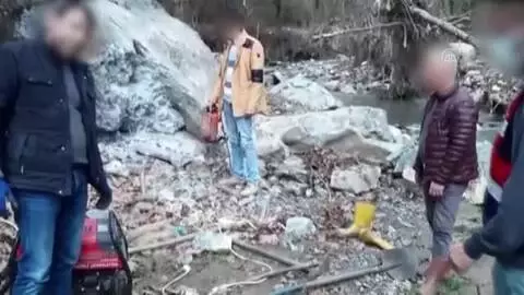 Kaçak kazı yapan üç kişi suçüstü yakalandı