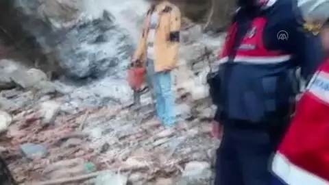 Kaçak kazı yapan üç kişi suçüstü yakalandı