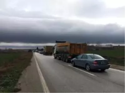 Kamyon yoldan çıktı, kilometrelerce kuyruk oluştu Kamyon yoldan çıktı, kilometrelerce kuyruk oluştu