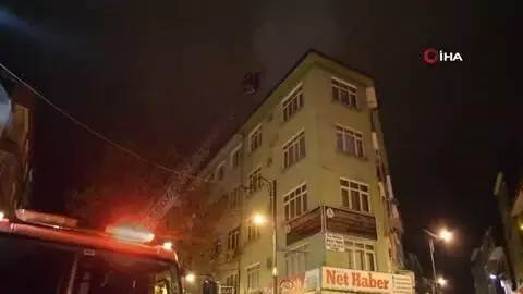 Malatya'da 5 katlı bir apartmanın çatısında korkutan yangın Malatya'da 5 katlı bir apartmanın çatısında korkutan yangın