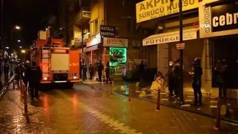 Malatya'da 5 katlı bir apartmanın çatısında korkutan yangın Malatya'da 5 katlı bir apartmanın çatısında korkutan yangın
