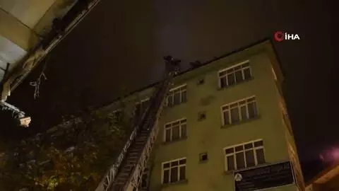 Malatya'da 5 katlı bir apartmanın çatısında korkutan yangın Malatya'da 5 katlı bir apartmanın çatısında korkutan yangın