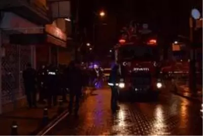Malatya'da 5 katlı bir apartmanın çatısında korkutan yangın Malatya'da 5 katlı bir apartmanın çatısında korkutan yangın