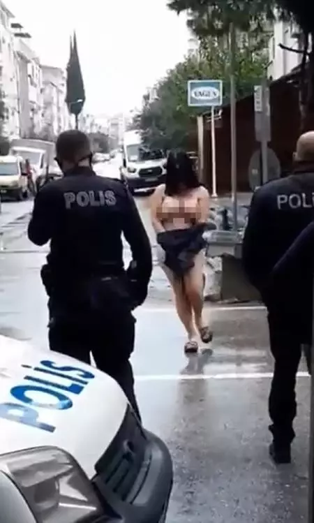 Otomobil camlarını kırdı, sokak ortasında yarı çıplak oturdu Otomobil camlarını kırdı, sokak ortasında yarı çıplak oturdu