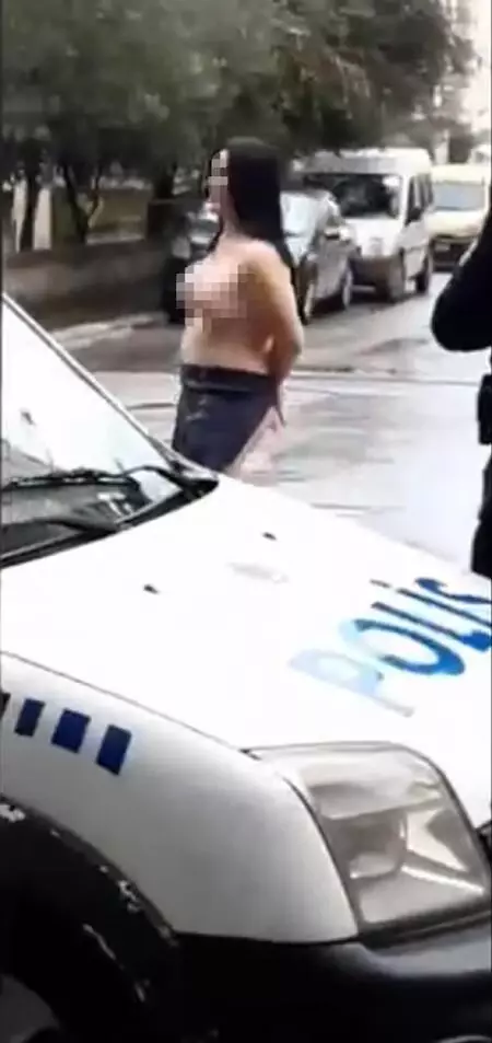 Otomobil camlarını kırdı, sokak ortasında yarı çıplak oturdu Otomobil camlarını kırdı, sokak ortasında yarı çıplak oturdu