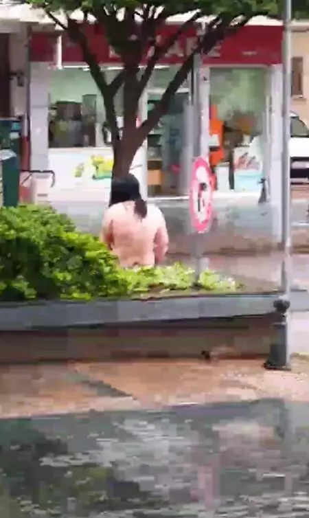 Otomobil camlarını kırdı, sokak ortasında yarı çıplak oturdu Otomobil camlarını kırdı, sokak ortasında yarı çıplak oturdu