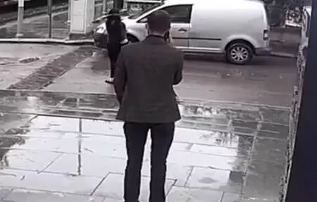Otomobil camlarını kırdı, sokak ortasında yarı çıplak oturdu Otomobil camlarını kırdı, sokak ortasında yarı çıplak oturdu