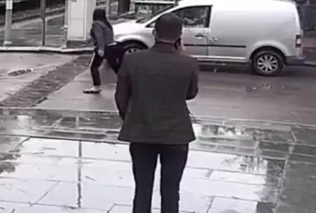 Otomobil camlarını kırdı, sokak ortasında yarı çıplak oturdu Otomobil camlarını kırdı, sokak ortasında yarı çıplak oturdu