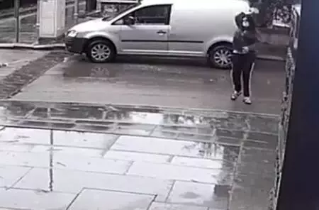 Otomobil camlarını kırdı, sokak ortasında yarı çıplak oturdu Otomobil camlarını kırdı, sokak ortasında yarı çıplak oturdu