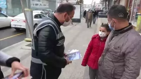 Son dakika haber: Polisler evde uzaktan eğitimlerine devam eden öğrencilere kitap ve oyuncak dağıttı Son dakika haber: Polisler evde uzaktan eğitimlerine devam eden öğrencilere kitap ve oyuncak dağıttı