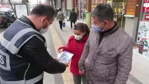 Son dakika haber: Polisler evde uzaktan eğitimlerine devam eden öğrencilere kitap ve oyuncak dağıttı Son dakika haber: Polisler evde uzaktan eğitimlerine devam eden öğrencilere kitap ve oyuncak dağıttı