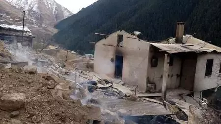 Son dakika... Rize?de köyde 10 evi küle çeviren yangın, bacadan çıkmış Son dakika... Rize?de köyde 10 evi küle çeviren yangın, bacadan çıkmış