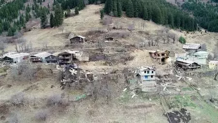 Son dakika... Rize?de köyde 10 evi küle çeviren yangın, bacadan çıkmış Son dakika... Rize?de köyde 10 evi küle çeviren yangın, bacadan çıkmış
