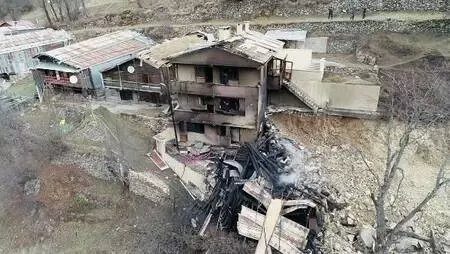 Son dakika... Rize?de köyde 10 evi küle çeviren yangın, bacadan çıkmış Son dakika... Rize?de köyde 10 evi küle çeviren yangın, bacadan çıkmış
