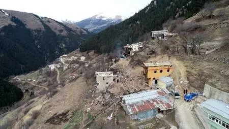 Son dakika... Rize?de köyde 10 evi küle çeviren yangın, bacadan çıkmış Son dakika... Rize?de köyde 10 evi küle çeviren yangın, bacadan çıkmış