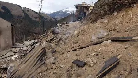 Son dakika... Rize?de köyde 10 evi küle çeviren yangın, bacadan çıkmış Son dakika... Rize?de köyde 10 evi küle çeviren yangın, bacadan çıkmış