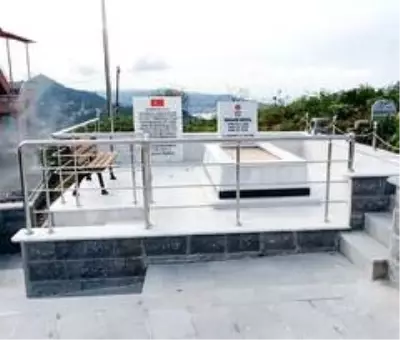 Rize İl Özel İdaresi şehit mezarlarını onarıyor Rize İl Özel İdaresi şehit mezarlarını onarıyor