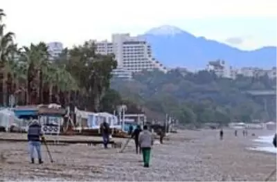 Sağanak sonrası dünyaca ünlü sahil define avcılarıyla doldu Sağanak sonrası dünyaca ünlü sahil define avcılarıyla doldu