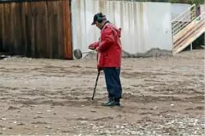 Sağanak sonrası dünyaca ünlü sahil define avcılarıyla doldu Sağanak sonrası dünyaca ünlü sahil define avcılarıyla doldu