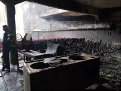 Tarihi sinema yangında küle döndü Tarihi sinema yangında küle döndü