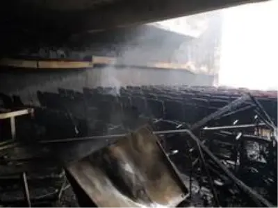 Tarihi sinema yangında küle döndü Tarihi sinema yangında küle döndü