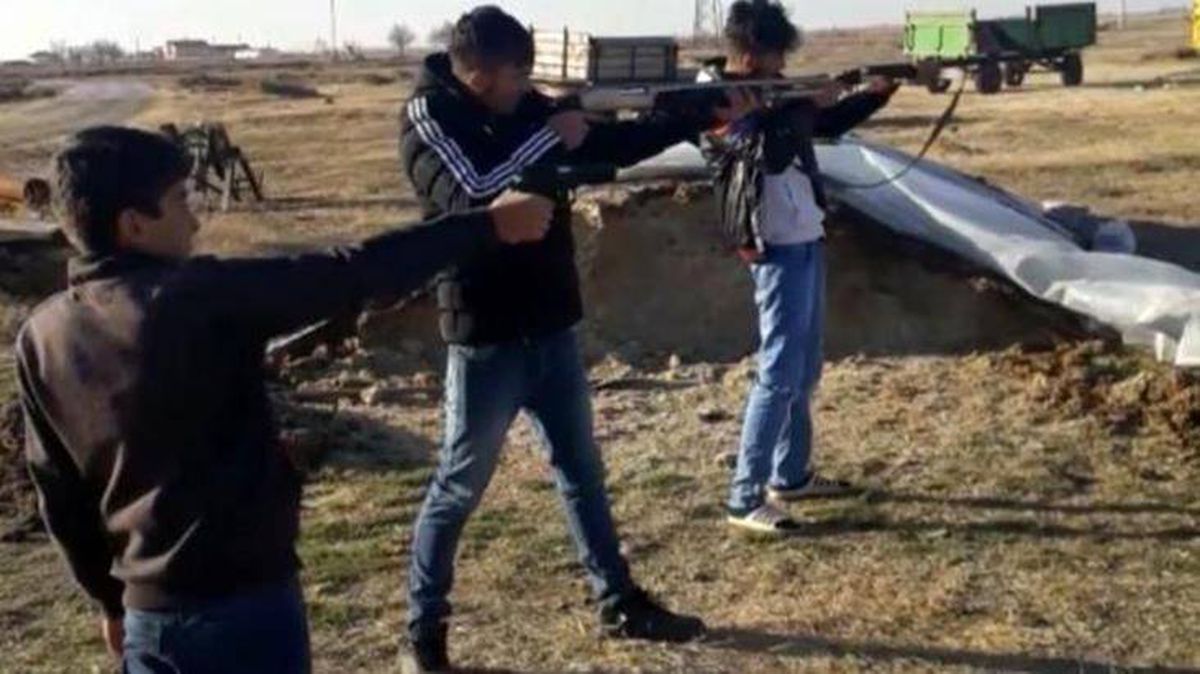 Üç çocuğunun eline tüfek verip atış yaptıran baba, o anları 'Şimdiden alışıyorlar' notuyla paylaştı