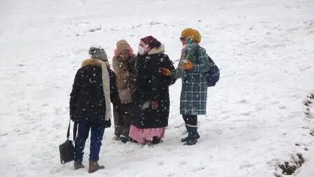Uludağ'da kar yağışının keyfini turistler çıkardı Uludağ'da kar yağışının keyfini turistler çıkardı