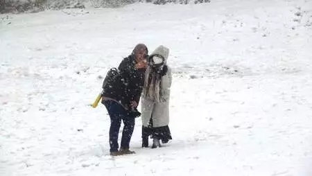 Uludağ'da kar yağışının keyfini turistler çıkardı Uludağ'da kar yağışının keyfini turistler çıkardı