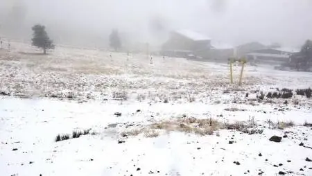 Uludağ'da kar yağışının keyfini turistler çıkardı Uludağ'da kar yağışının keyfini turistler çıkardı