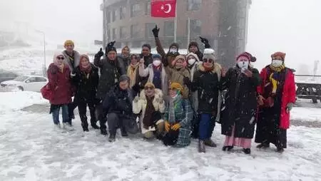 Uludağ'da kar yağışının keyfini turistler çıkardı Uludağ'da kar yağışının keyfini turistler çıkardı