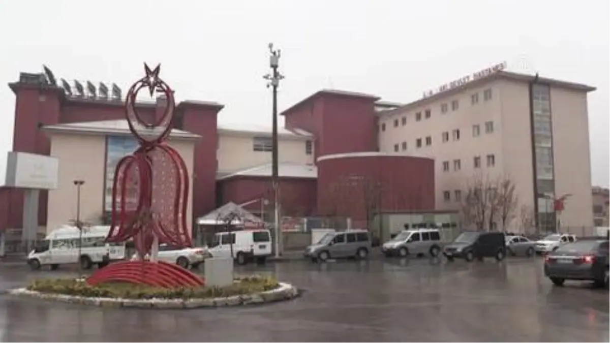 Yıllardır karın ağrısı çeken genç, başarılı ameliyatla sağlığına kavuştu