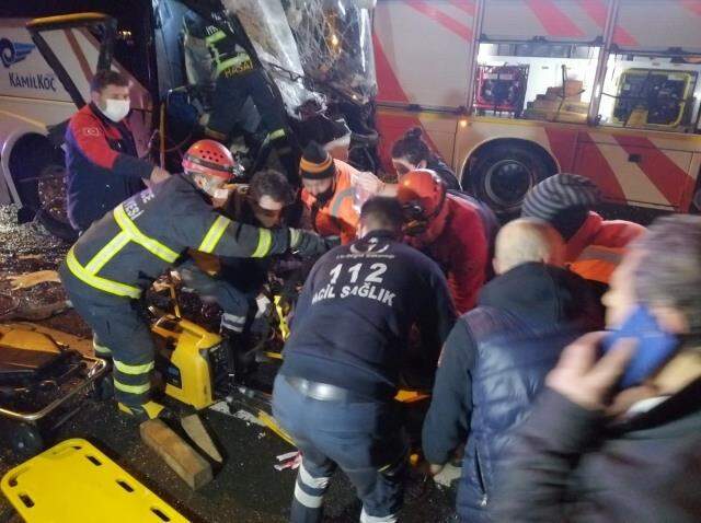 Yolcu otobüsü kamyona çarptı: 16 yaralı