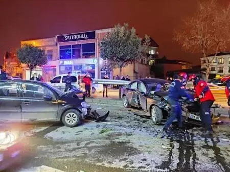 3 araç çarpıştı, otomobilde bulunan 2 kişi kaçtı 3 araç çarpıştı, otomobilde bulunan 2 kişi kaçtı