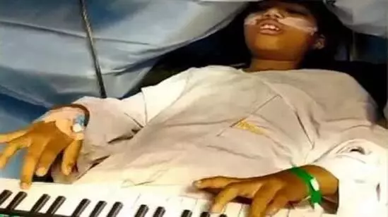 9 yaşındaki kız çocuğu, beyin ameliyatı sırasında piyano çaldı 9 yaşındaki kız çocuğu, beyin ameliyatı sırasında piyano çaldı