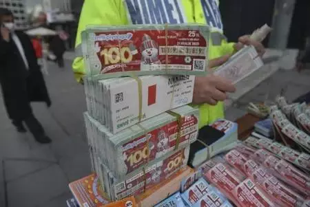 Ankara'da Milli Piyango'nun yılbaşı biletlerine yoğun talep Ankara'da Milli Piyango'nun yılbaşı biletlerine yoğun talep