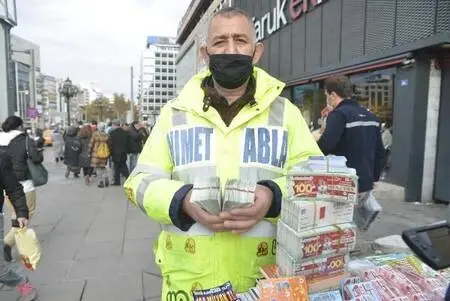 Ankara'da Milli Piyango'nun yılbaşı biletlerine yoğun talep Ankara'da Milli Piyango'nun yılbaşı biletlerine yoğun talep