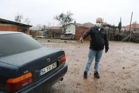 Bahçesindeki otomobili tiner dökülüp ateşe verildi Bahçesindeki otomobili tiner dökülüp ateşe verildi