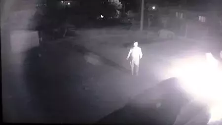 Bahçesindeki otomobili tiner dökülüp ateşe verildi Bahçesindeki otomobili tiner dökülüp ateşe verildi