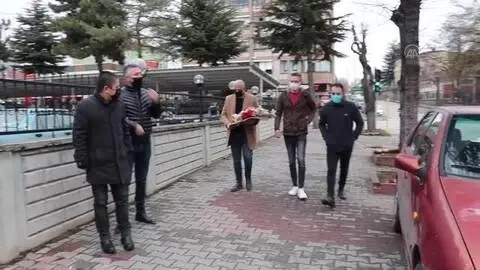 Son dakika haberi... Bolu'da, Kovid-19 denetimi yapan polislere çiçekli destek Son dakika haberi... Bolu'da, Kovid-19 denetimi yapan polislere çiçekli destek
