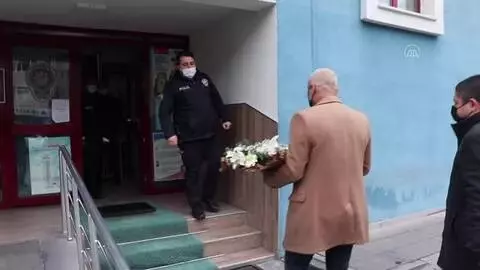 Son dakika haberi... Bolu'da, Kovid-19 denetimi yapan polislere çiçekli destek Son dakika haberi... Bolu'da, Kovid-19 denetimi yapan polislere çiçekli destek