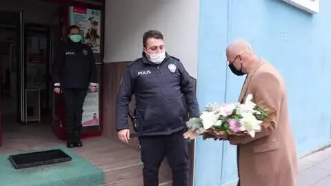 Son dakika haberi... Bolu'da, Kovid-19 denetimi yapan polislere çiçekli destek Son dakika haberi... Bolu'da, Kovid-19 denetimi yapan polislere çiçekli destek