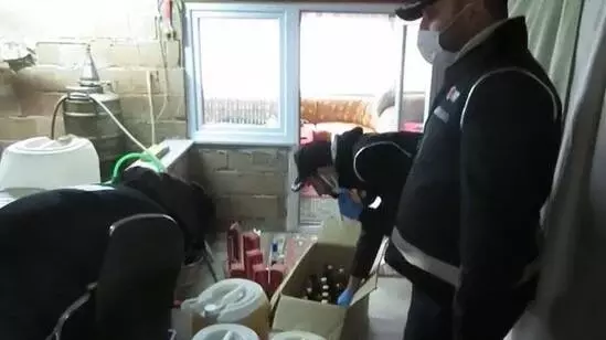 Bursa'da 3 kişinin öldüğü sahte içki faciasının ardından dev operasyon! Yarım ton sahte içki ele geçirildi Bursa'da 3 kişinin öldüğü sahte içki faciasının ardından dev operasyon! Yarım ton sahte içki ele geçirildi