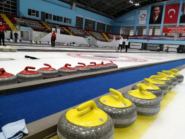 Curling 2. Lig müsabakaları Erzurum'da devam ediyor