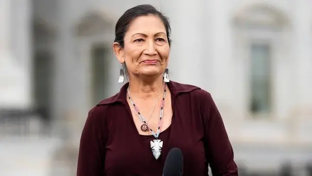 Deb Haaland: Biden, ABD'nin ilk Amerikan yerlisi bakanını atamayı planlıyor Deb Haaland: Biden, ABD'nin ilk Amerikan yerlisi bakanını atamayı planlıyor