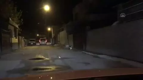 Eve ateş edip bir kişiyi yaralayan şüpheliler kovalamacayla yakalandı Eve ateş edip bir kişiyi yaralayan şüpheliler kovalamacayla yakalandı